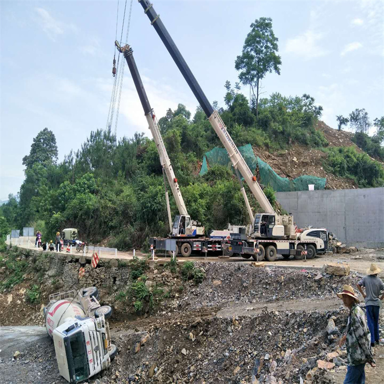 丹江口汽车掉沟里叫吊车救援要多少钱